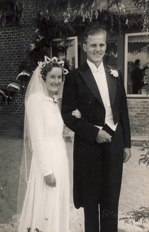 Emmy Nielsine Pedersen og Asger Thurgot Straarup bliver gift i 10 Juni 1949.