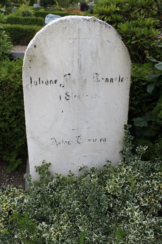 Juliane Marie Straarup 1844-1899 og Anton Tonnesen 1839-1913.