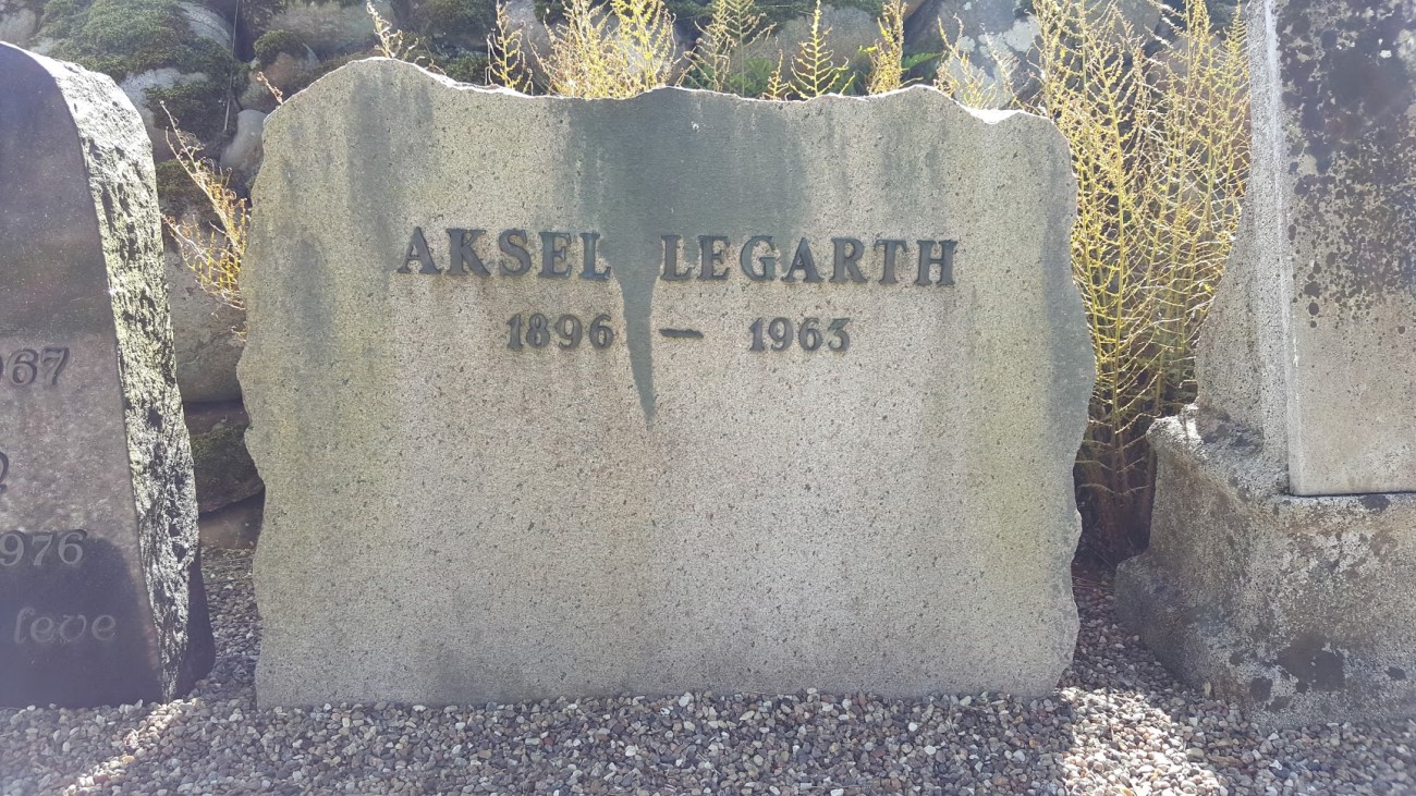 Aksel Johansen Legarth .