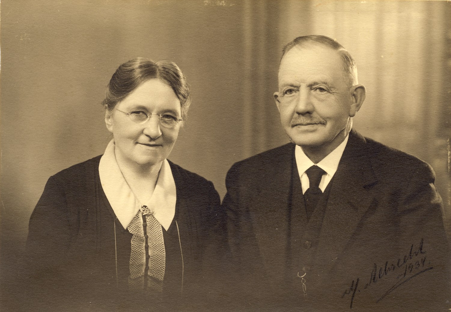 Peder Jacob Noah Pedersen og Kathrine Charlotte Schmidt, fotograferet i December 1934.