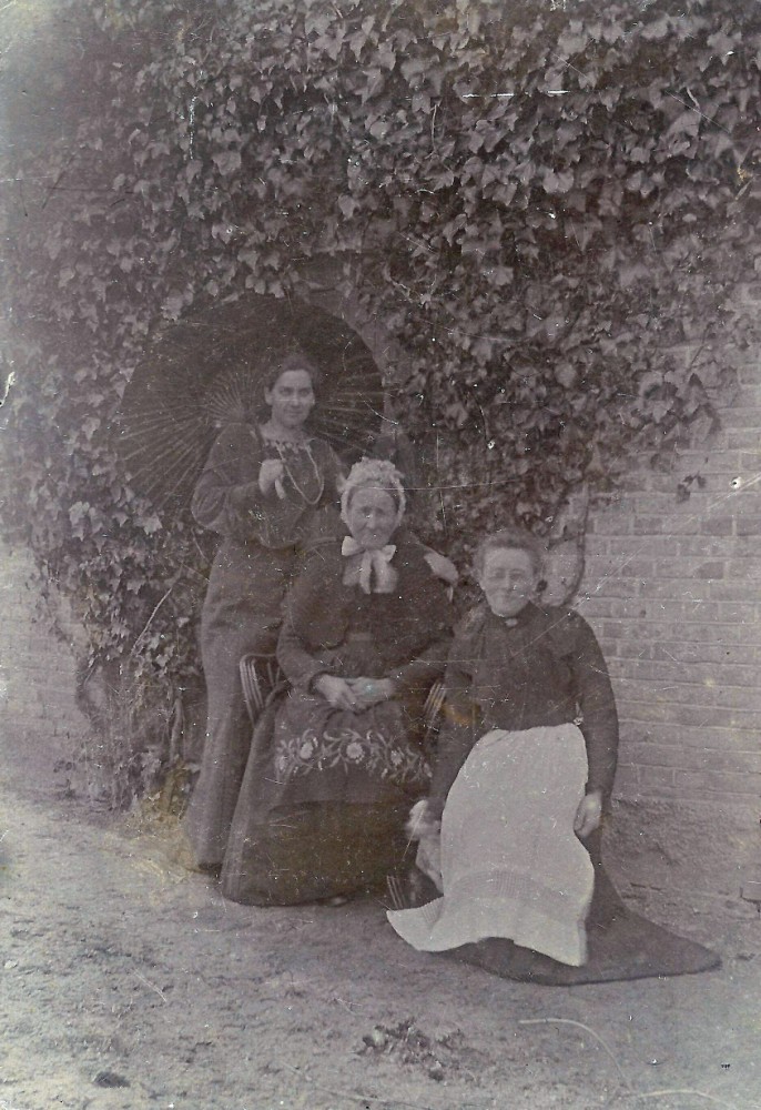 Dagny Jacobsen, Bodil Marie Lorenzdatter Geertsen og Marine Justi.