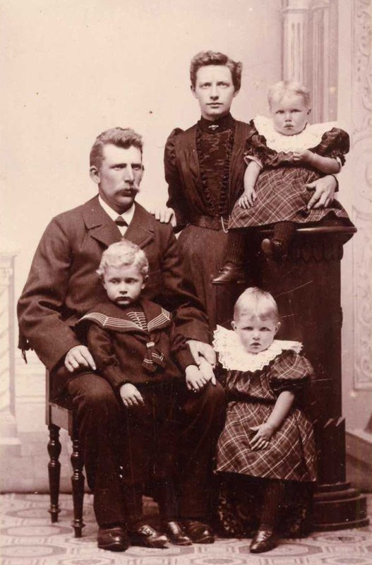 Familien Kresten Hansen Skov ca. år 1900.