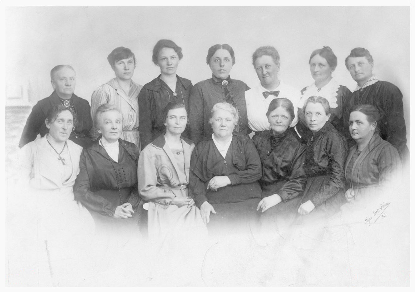 Gruppefoto af Dansk Kvindesamfund i Kolding ca. 1930. (Kolding Stadsarkiv).