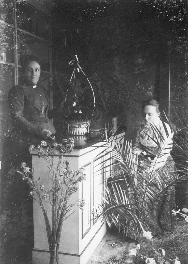 Helen Hobbs Clay i blomsterforretningen ca. 1898.
Ukendt dame til højre. Måske medhjælper.