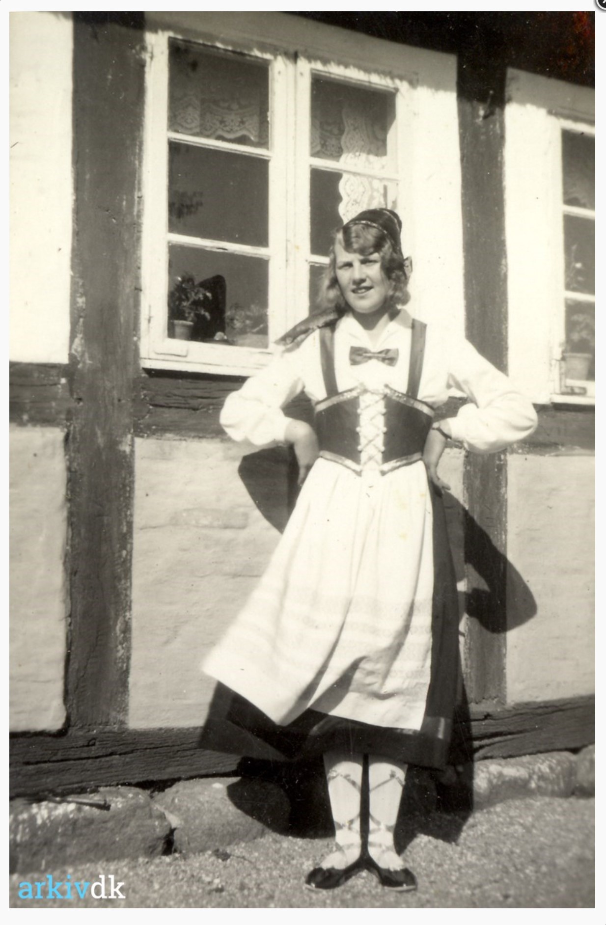 Marie Katrine Knudsen foran Krogsbøllegaard 1932