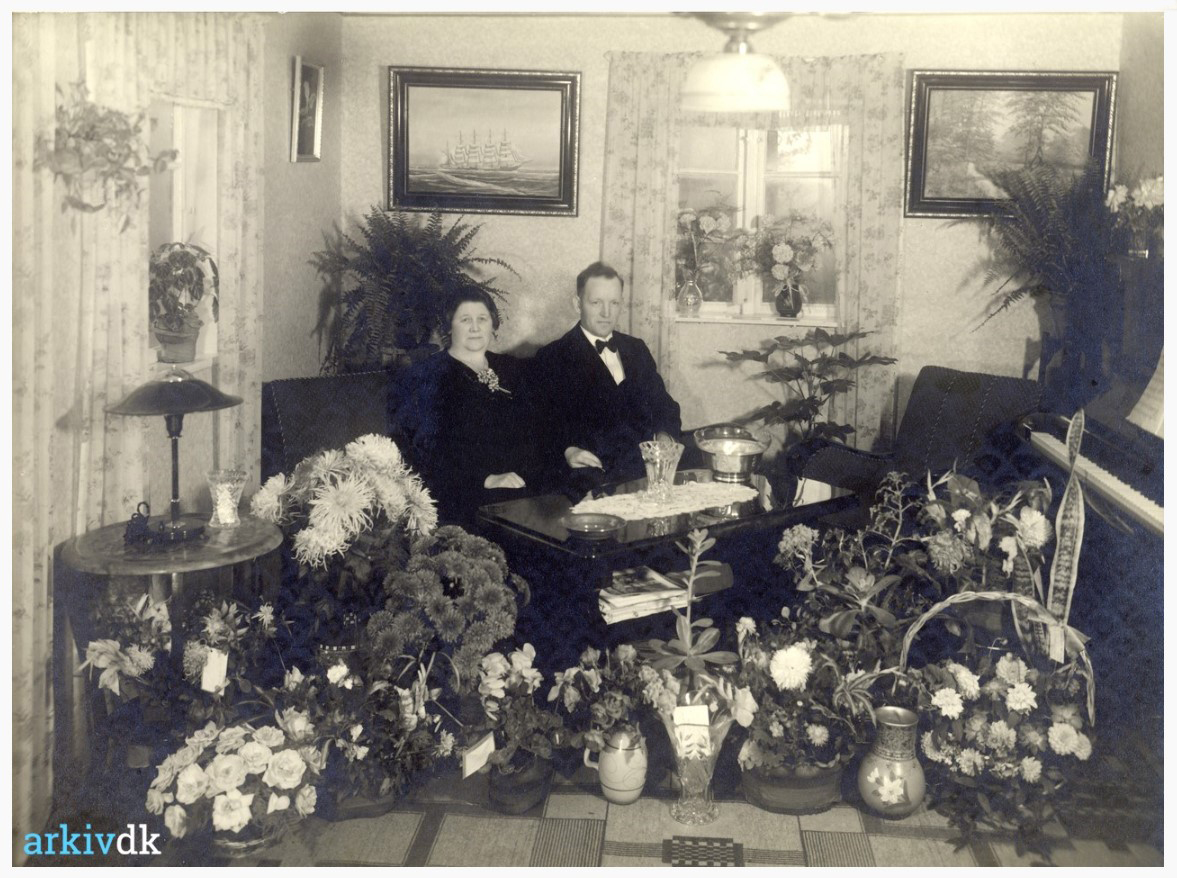 Meta Elvina og Peder Knudsens sølvbryllup i stuen på Krogsbøllegård. 15 Oktober 1940.