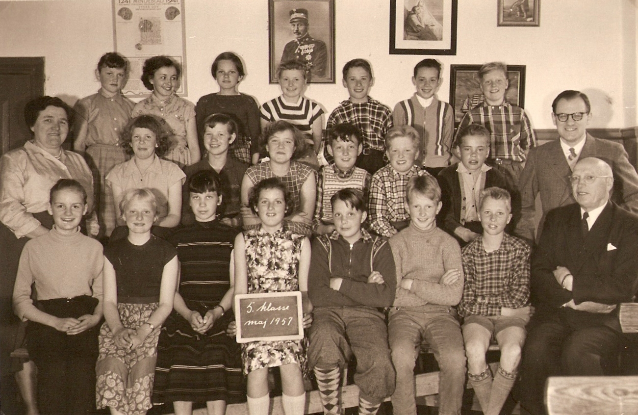 Kristen Straarup med sin 5 klasse i 1957.
